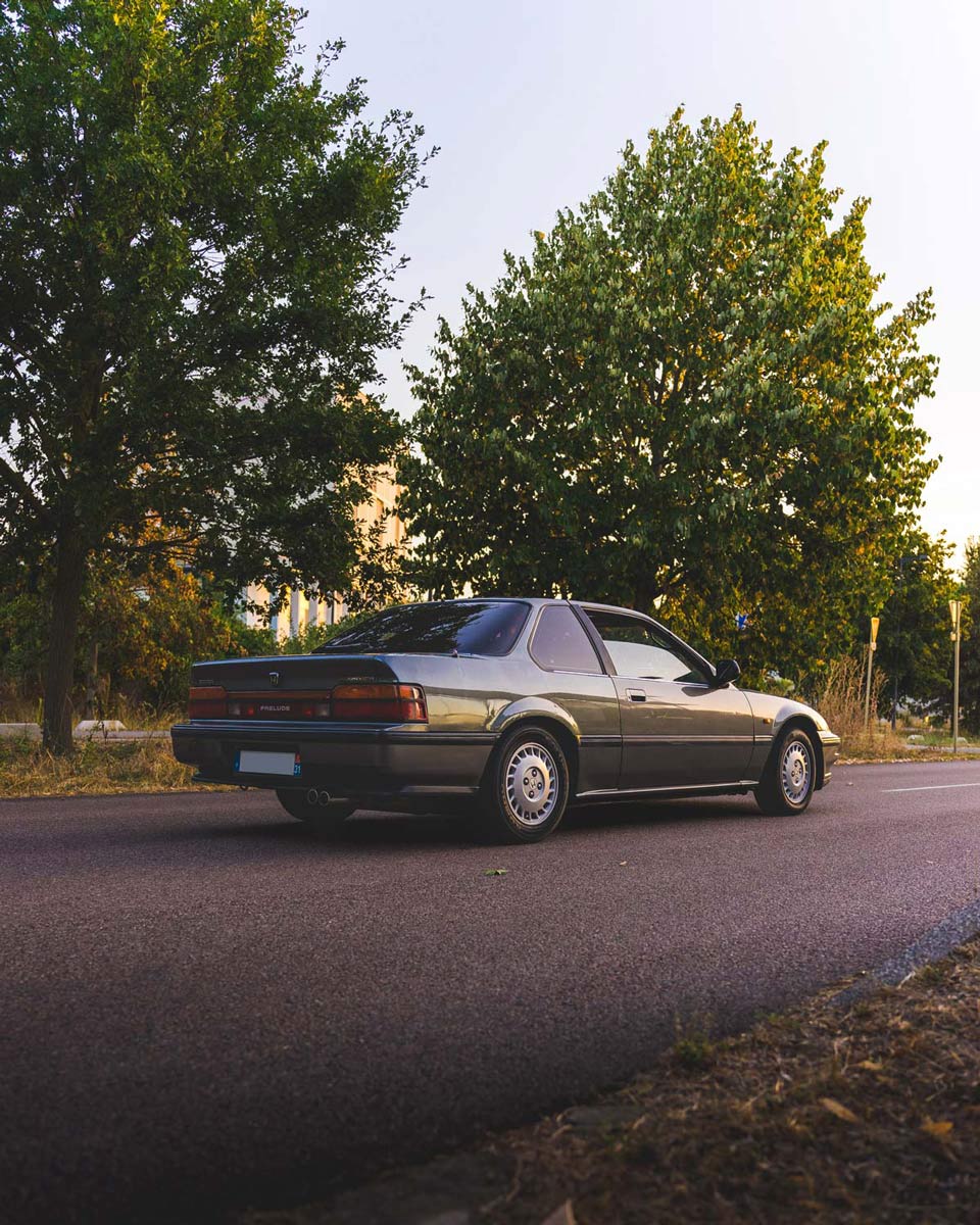 Photographie d’une Honda Prelude mise en valeur lors d’un shooting photo automobile, idéale pour passionnés de voitures sportives.