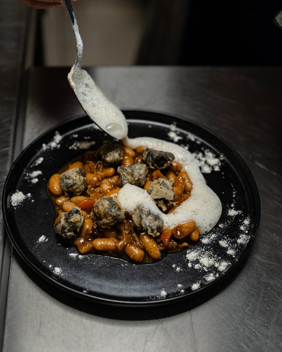 Assiette d’escargots délicatement accompagnés d’haricots et sublimés par une onctueuse mousse à l’ail.Assiette d’escargots délicatement accompagnés d’haricots et sublimés par une onctueuse mousse à l’ail.