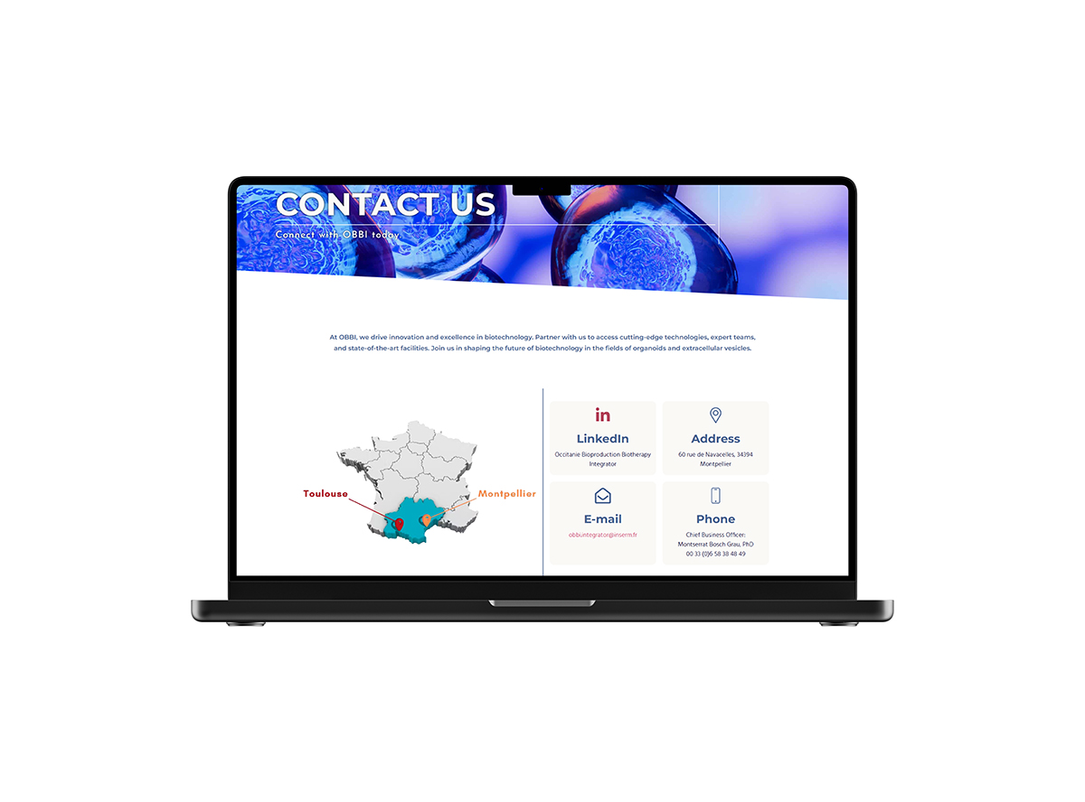Mockup d'un ordinateur portable consultant les informations de contact