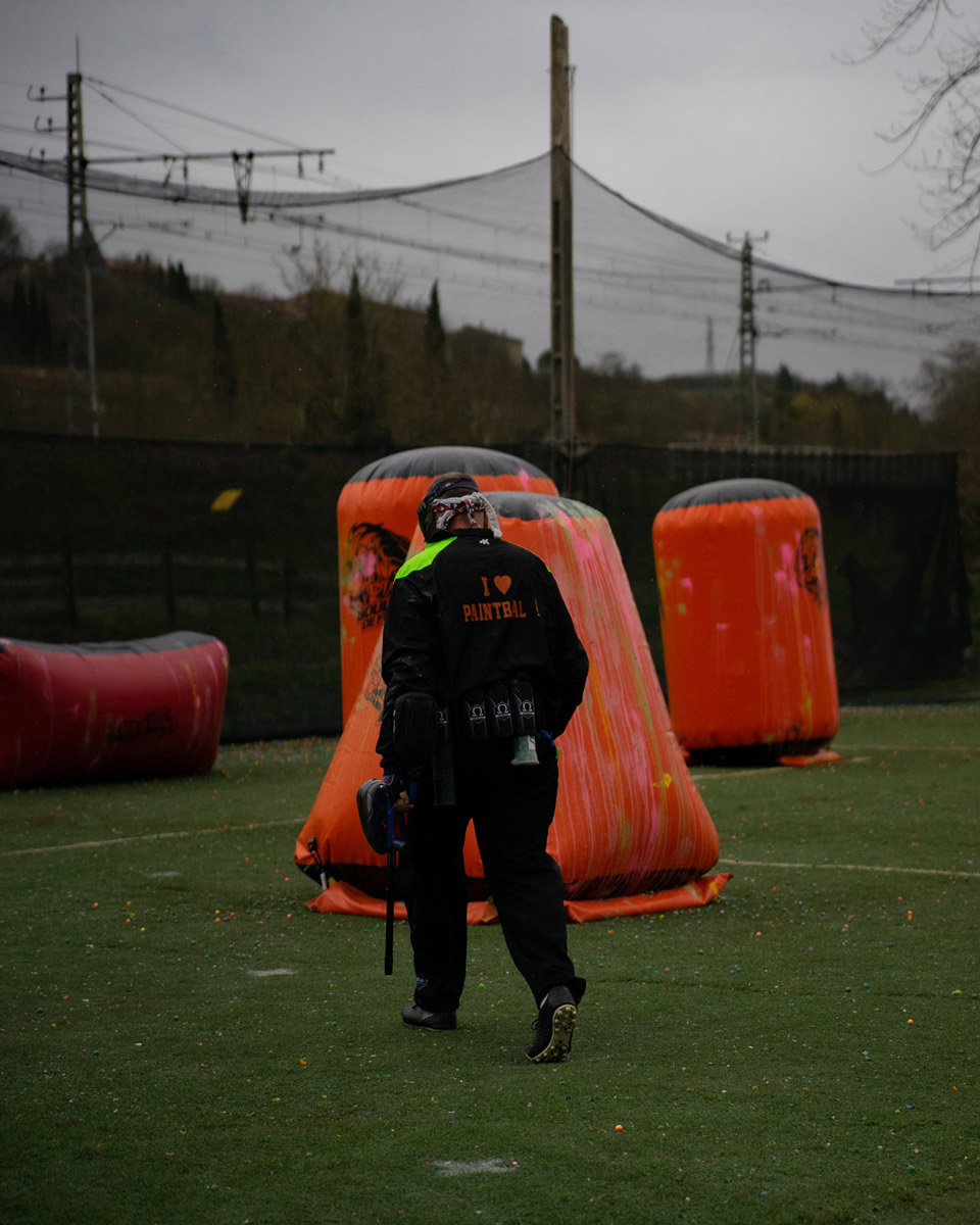 Photo d'un joueur de paintball lors d'un shooting photo durant une compétition régionale.